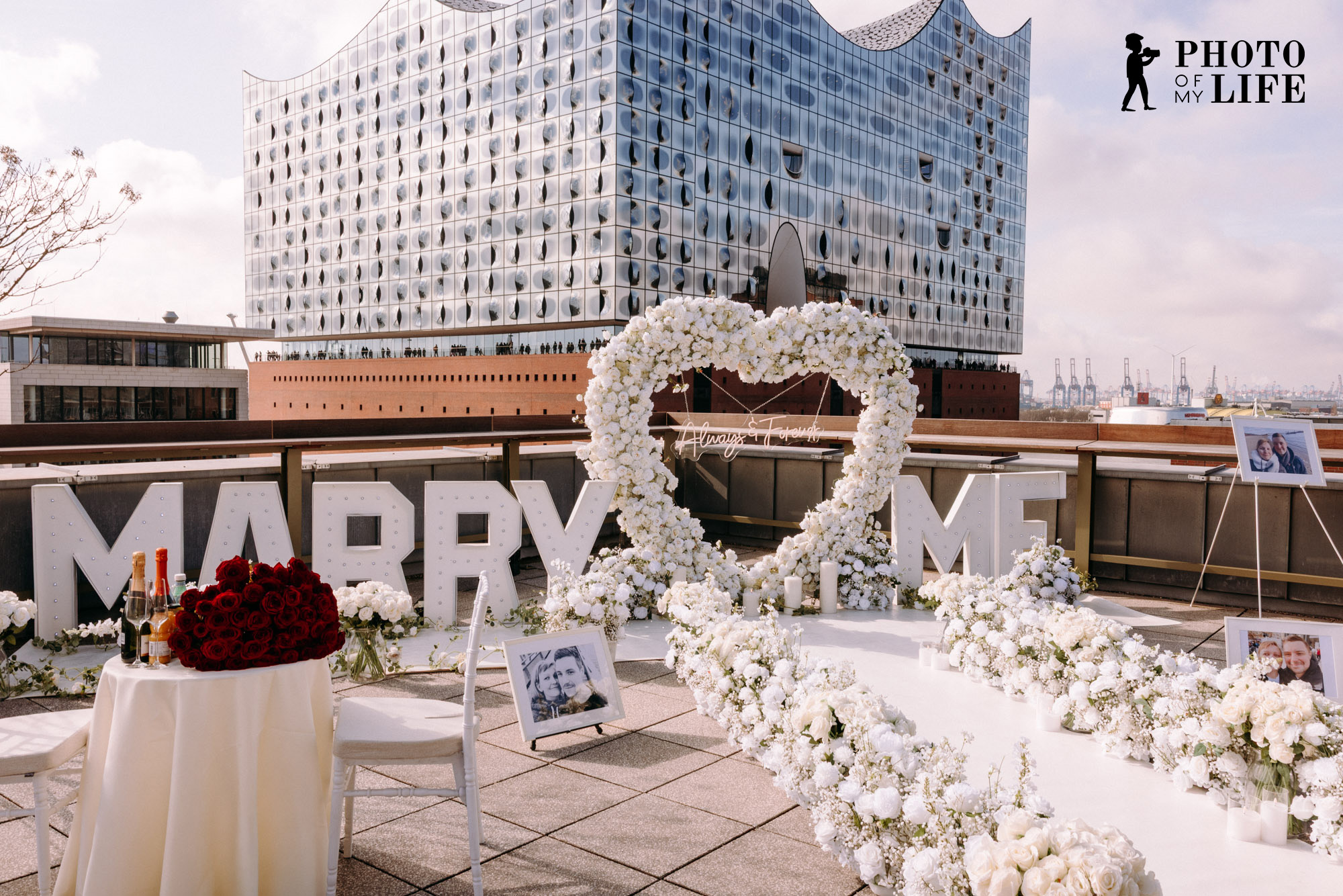 Plane deinen Rooftop Heiratsantrag in Hamburg mit Blick auf Elbphilharmonie, Alster oder Hafen. Private Locations, perfekte Atmosphäre.